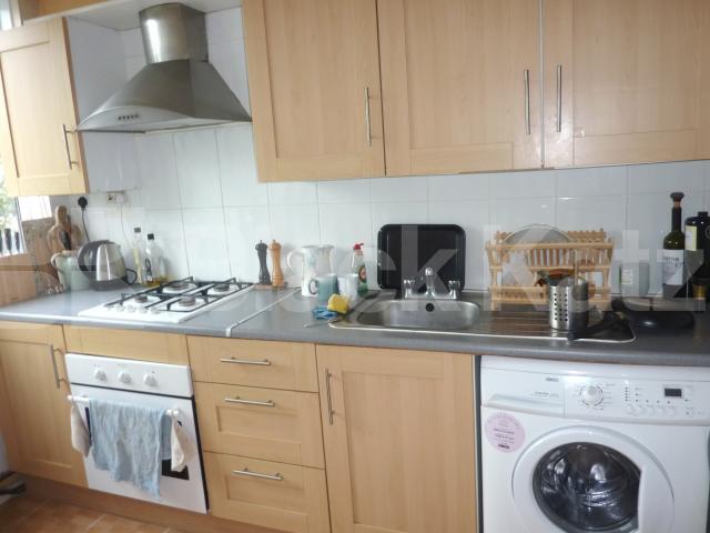 			MINUTES TO CANAL & TUBE & GOOD FOR 4 SHARERS! , 3 Bedroom, 1 bath, 1 reception Flat			 Shirland Road , WARWICK AVENUE 